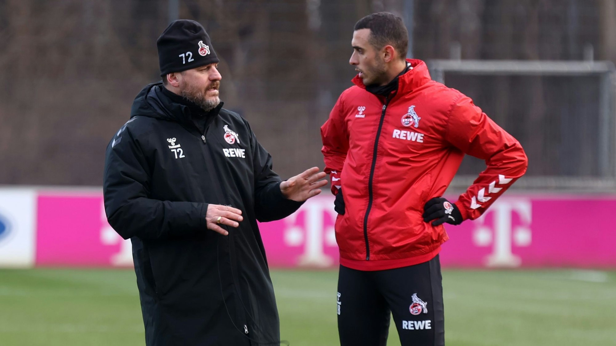 Steffen Baumgart spricht im Training mit Ellyes Skhiri.