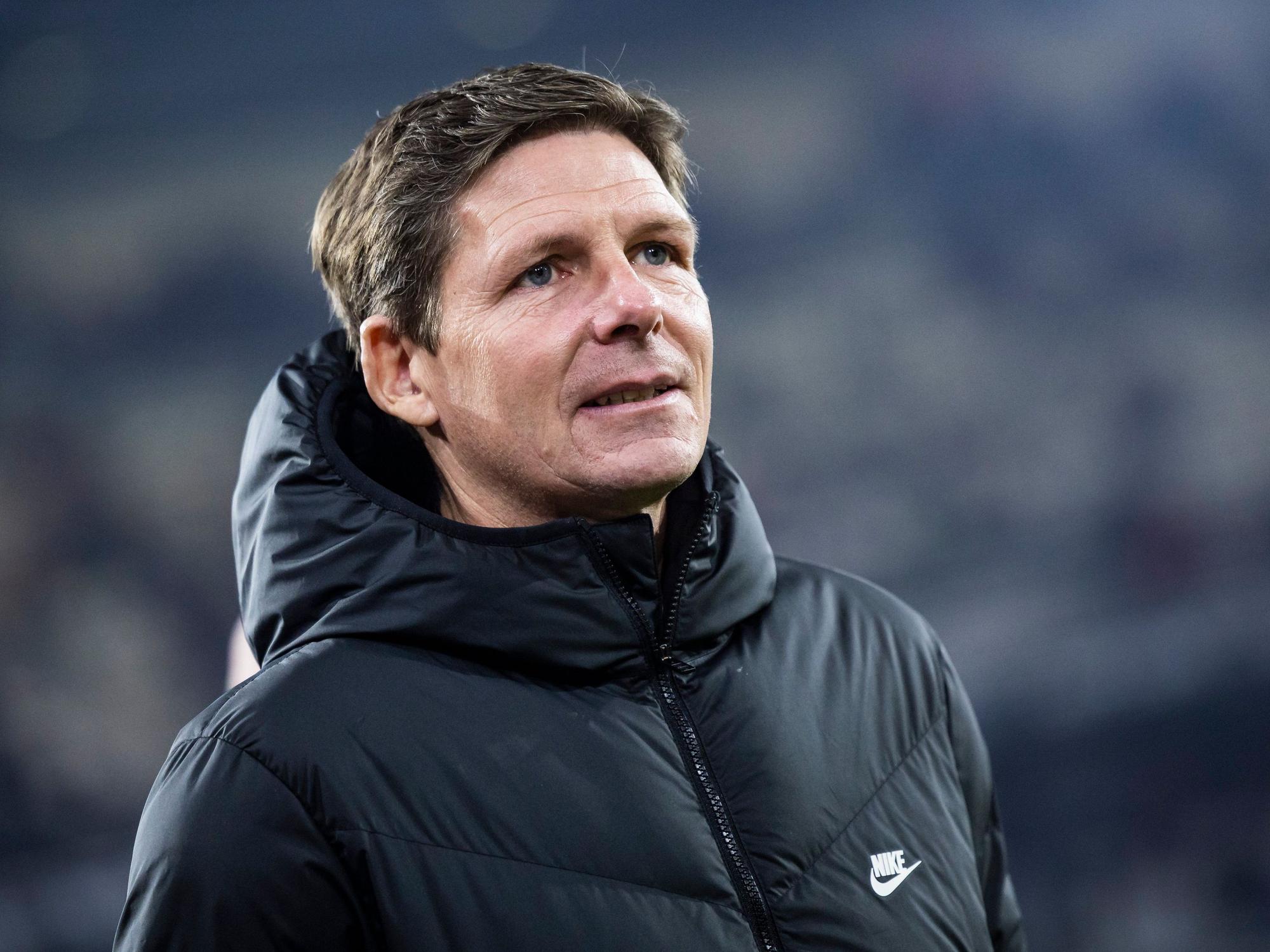 Frankfurts Trainer Oliver Glasner steht vor dem Spiel im Stadion.