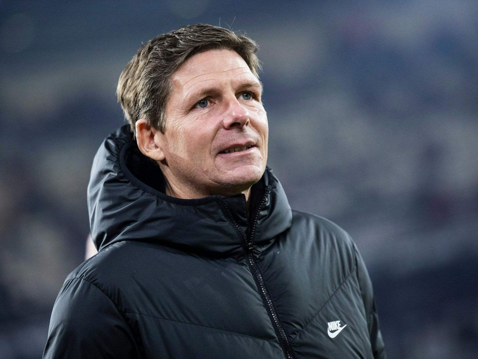 Frankfurts Trainer Oliver Glasner steht vor dem Spiel im Stadion.