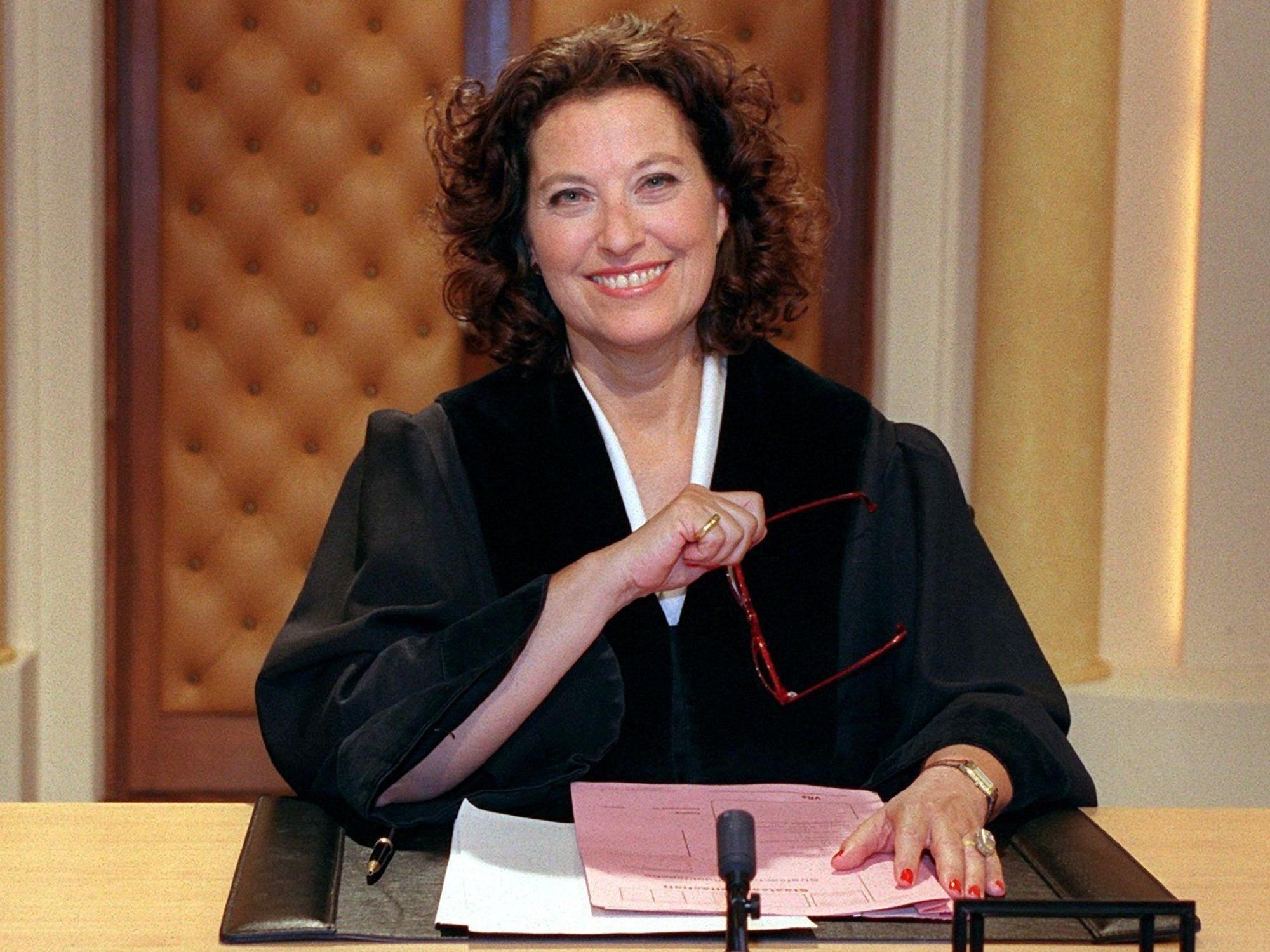 Die Richterin Dr. Ruth Herz sitzt am 30.08.2001 in einem Kölner Gerichtssaal auf ihrem Platz (Archivbild).