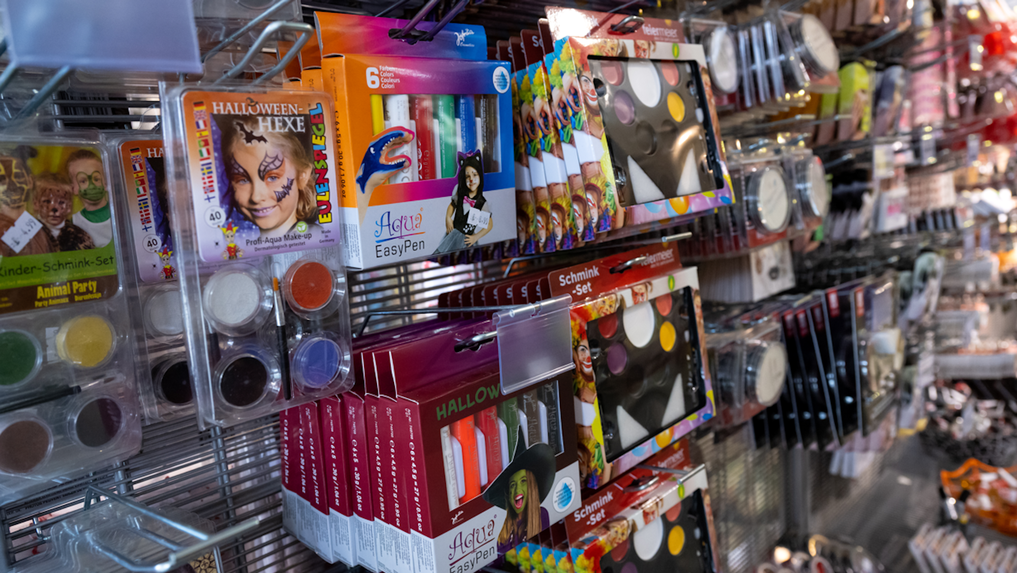 Schminke für Fasching ist in einer Filiale von Feiermeier zu sehen.
