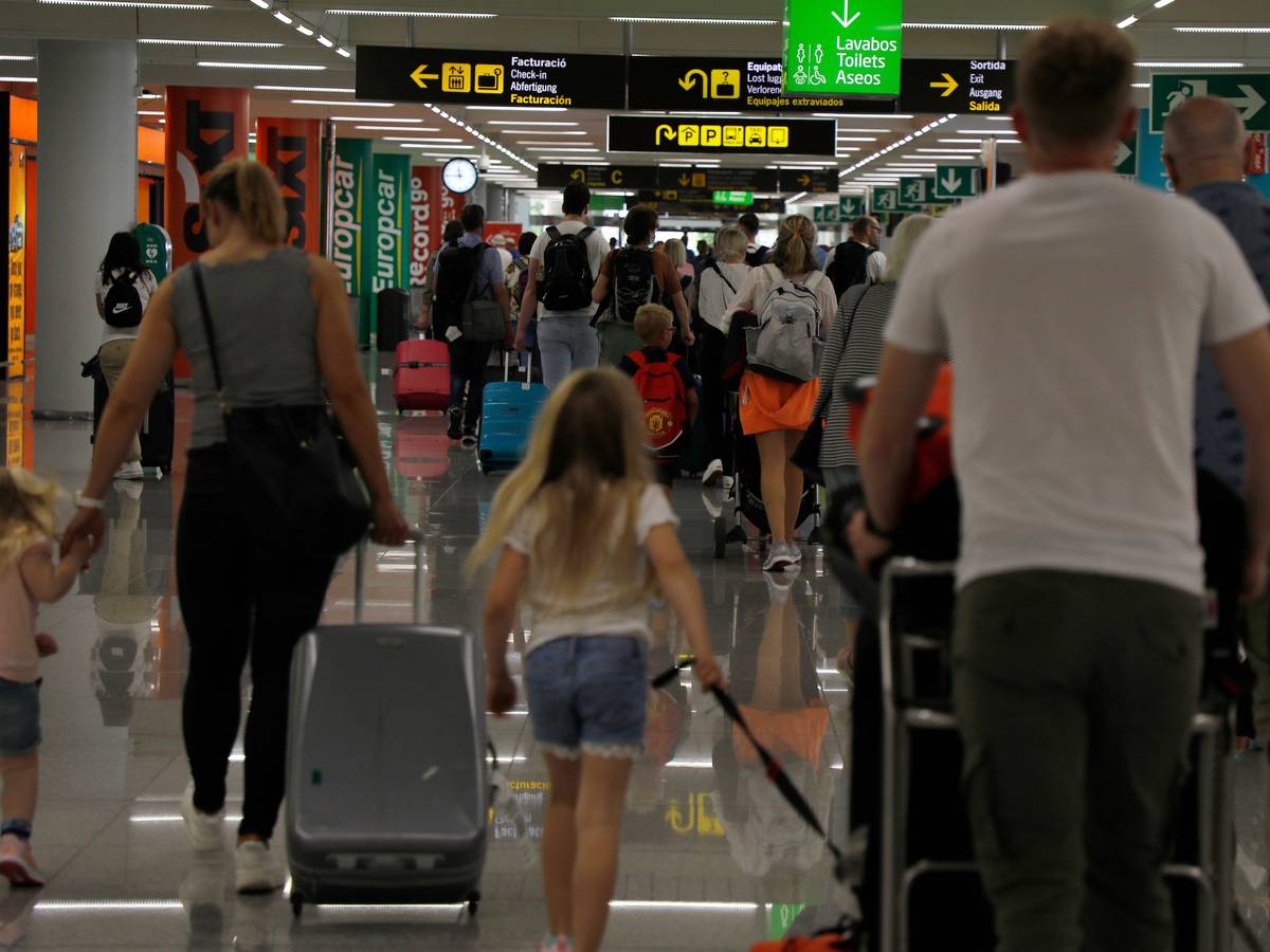 Menschen kommen auf dem Flughafen von Palma de Mallorca an.