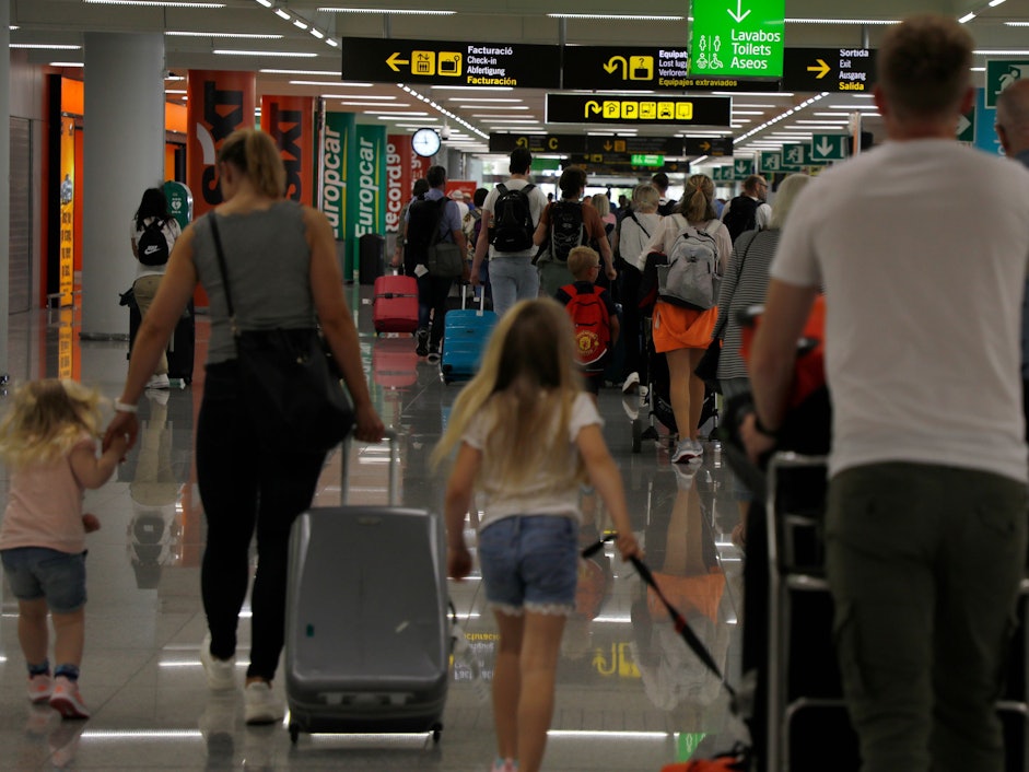 Menschen kommen auf dem Flughafen von Palma de Mallorca an.