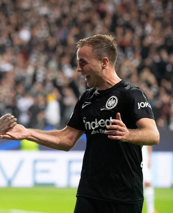 Frankfurts Randal Kolo Muani feiert sein Tor zum 2:1 mit Frankfurts Mario Götze.
