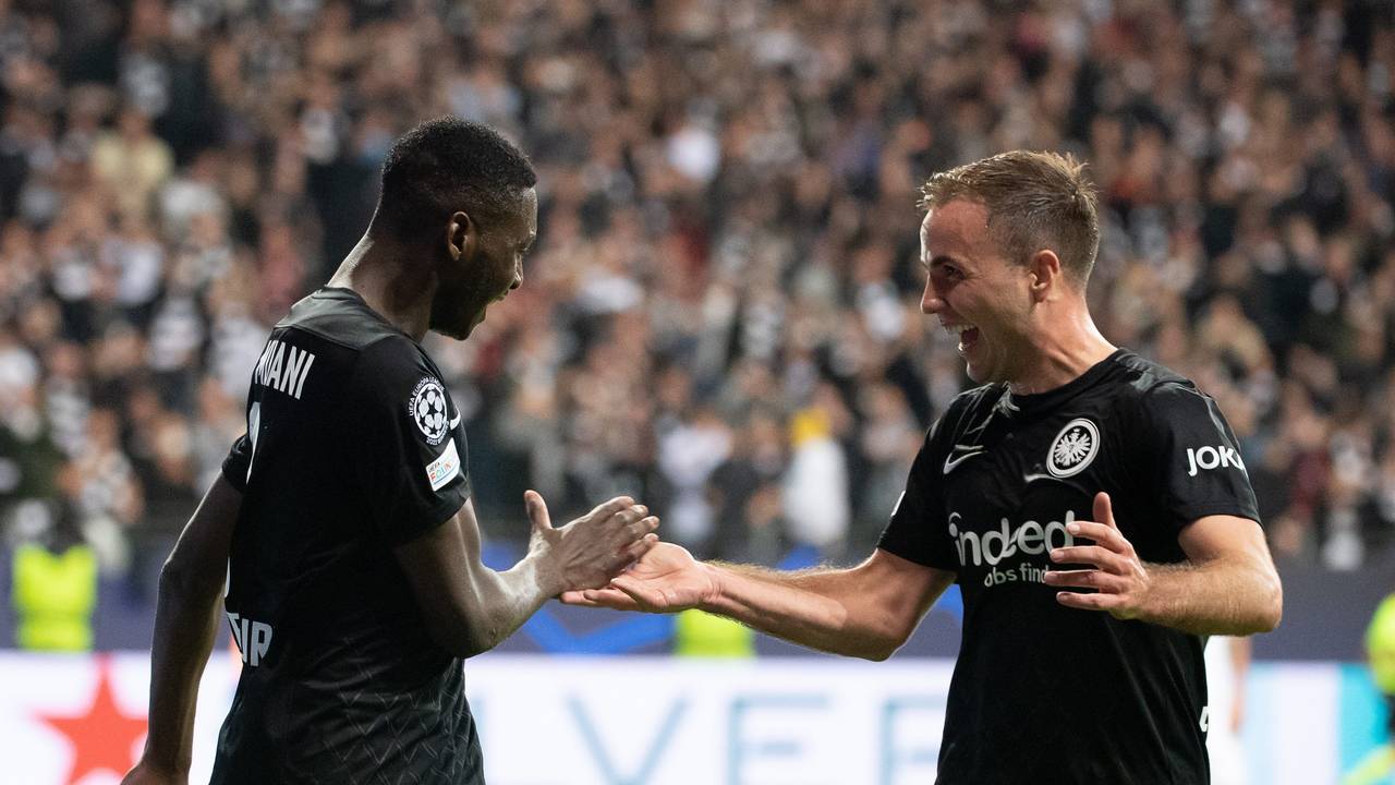 Frankfurts Randal Kolo Muani feiert sein Tor zum 2:1 mit Frankfurts Mario Götze.