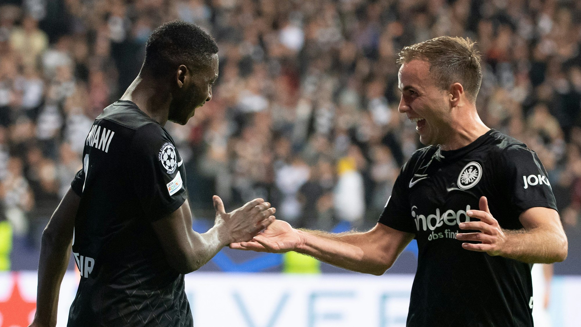 Frankfurts Randal Kolo Muani feiert sein Tor zum 2:1 mit Frankfurts Mario Götze.