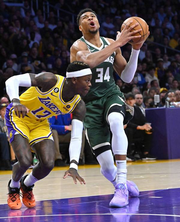 Dennis Schröder kämpft mit Giannis Antetokounmpo um den Ball.