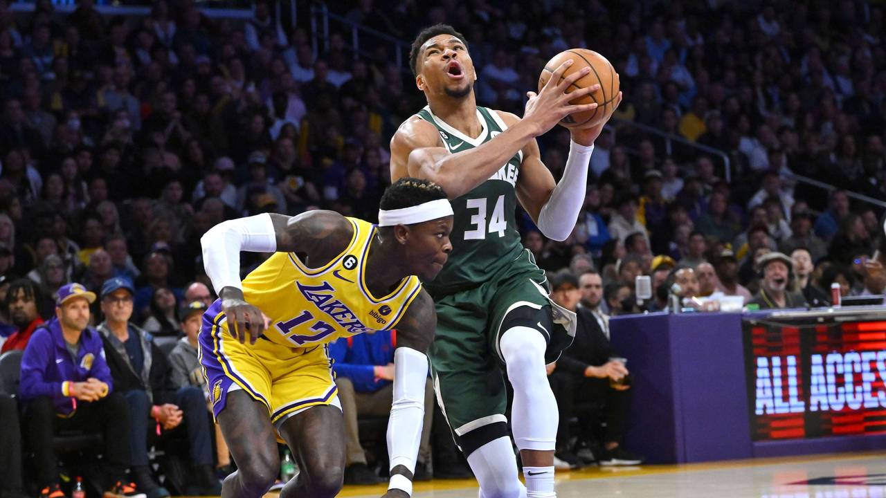 Dennis Schröder kämpft mit Giannis Antetokounmpo um den Ball.
