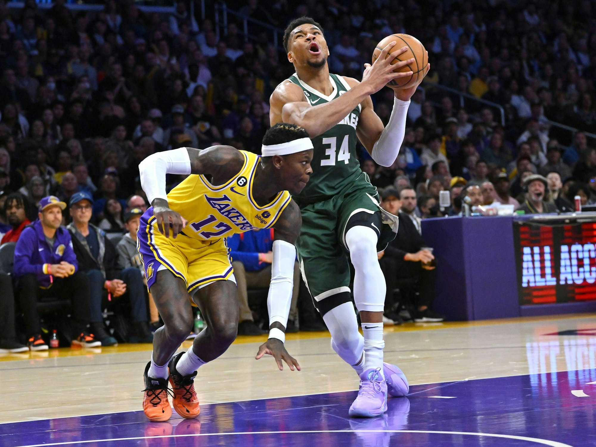 Dennis Schröder kämpft mit Giannis Antetokounmpo um den Ball.