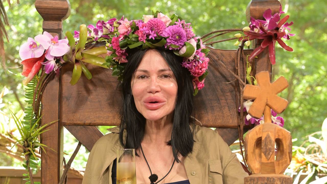 Visagistin Djamila Rowe sitzt mit ihrer Krone nach dem Sieg beim RTL-Dschungelcamp 2023 auf ihrem Thron. Die Visagistin und Reality-TV-Kandidatin Djamila Rowe hat das RTL-Dschungelcamp 2023 gewonnen. +++ dpa-Bildfunk +++