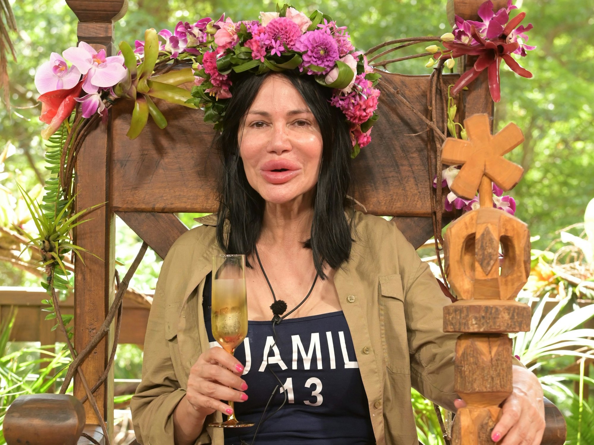Visagistin Djamila Rowe sitzt mit ihrer Krone nach dem Sieg beim RTL-Dschungelcamp 2023 auf ihrem Thron. Die Visagistin und Reality-TV-Kandidatin Djamila Rowe hat das RTL-Dschungelcamp 2023 gewonnen. +++ dpa-Bildfunk +++