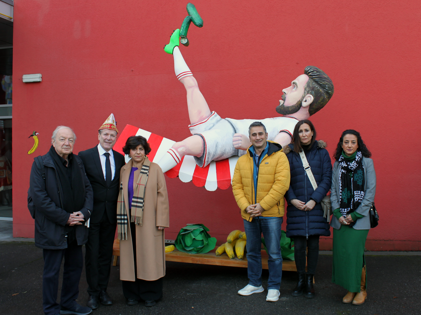 Osman Okkan, Christoph Kuckelkorn, Berivan Aymaz,
Cahit Basar, Melek Şahin und Jinda Ataman stehen vor der Persiflage-Figur von FC-Star Mark Uth.