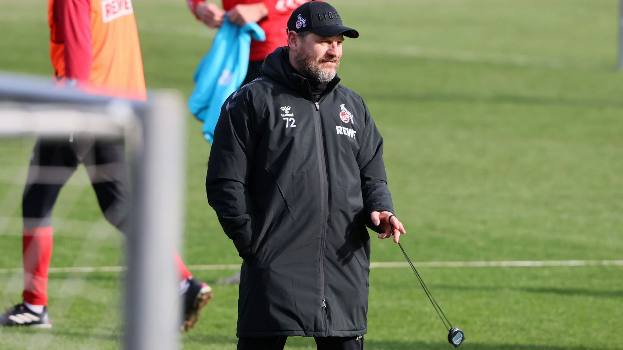 Steffen Baumgart läuft beim Training des 1. FC Köln über den Rasen.