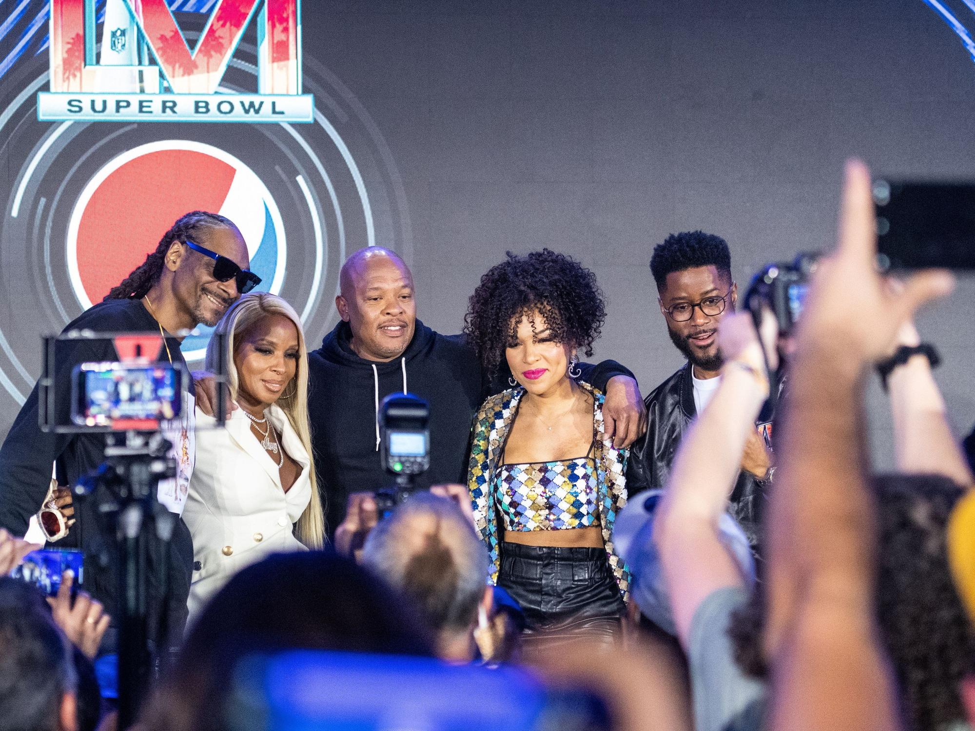 Das undatierte Foto zeigt fünf Personen, die auf einer Bühne fotografiert werden. Darunter sind Snoop Dogg, Mary J. Blige und Dr. Dre.