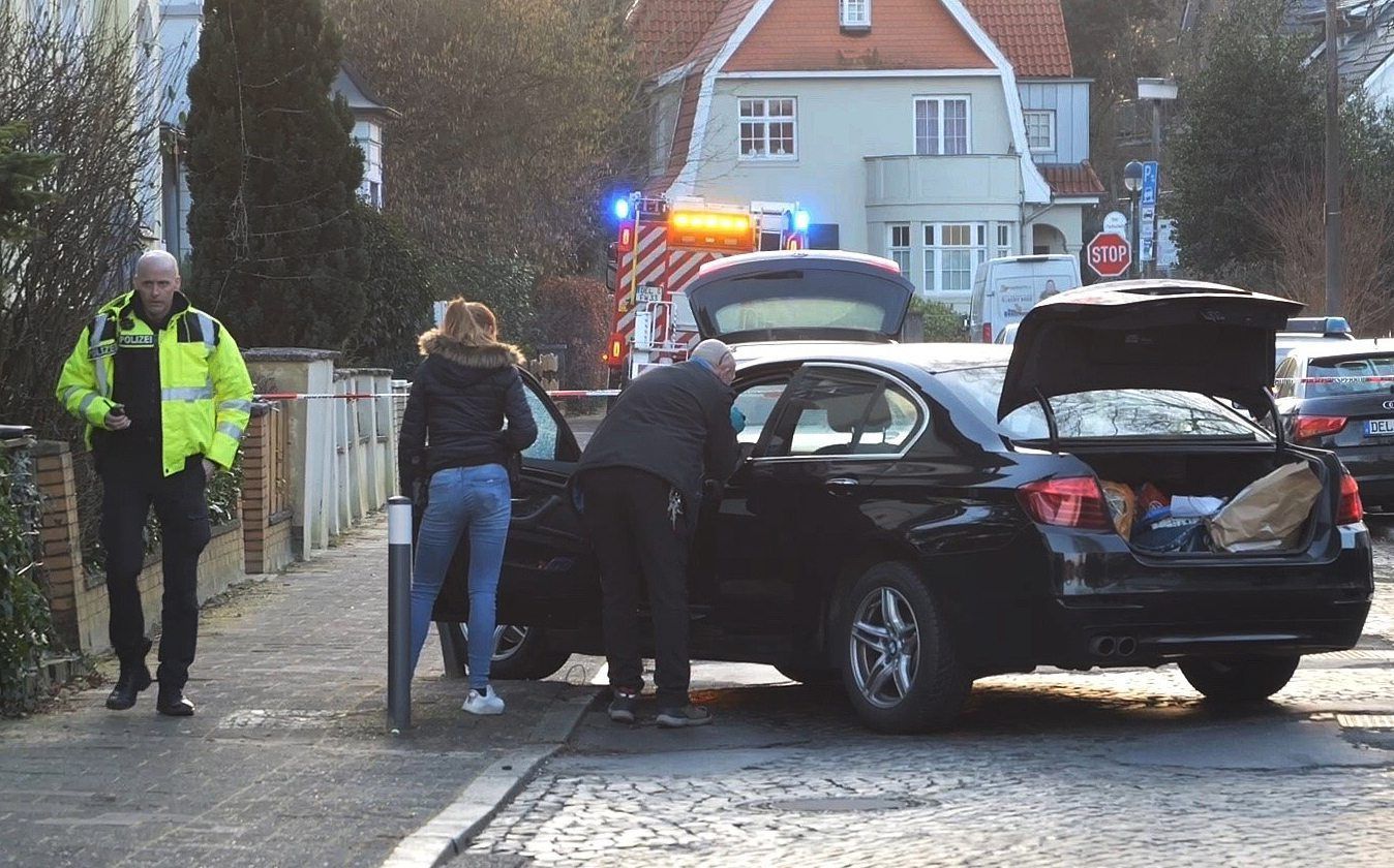 Ein Mann hat im niedersächsischen Delmenhorst einen Schuss auf ein fahrendes Auto abgegeben und dabei die 35 Jahre alte Fahrerin schwer am Kopf verletzt.