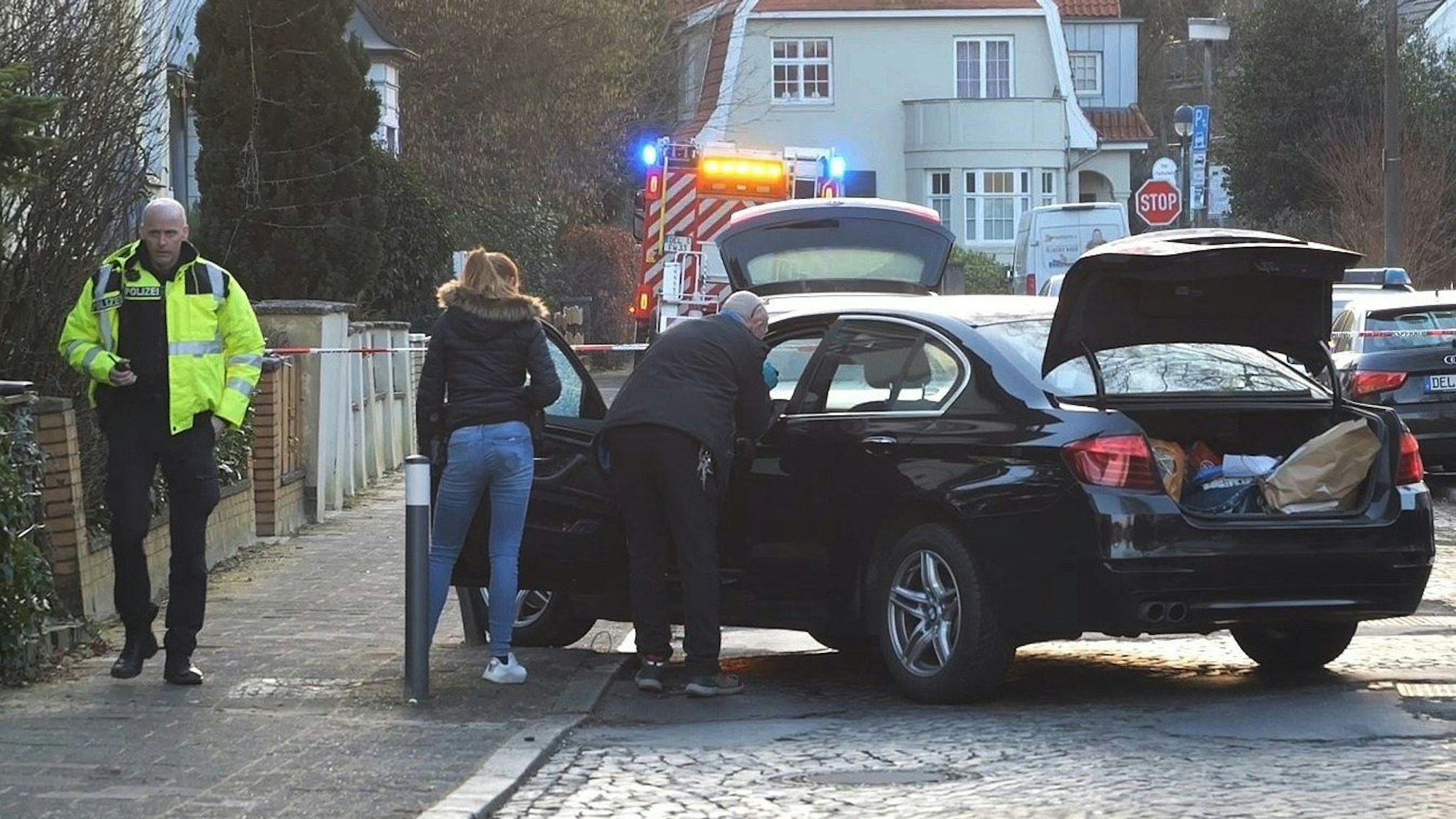 Ein Mann hat im niedersächsischen Delmenhorst einen Schuss auf ein fahrendes Auto abgegeben und dabei die 35 Jahre alte Fahrerin schwer am Kopf verletzt.
