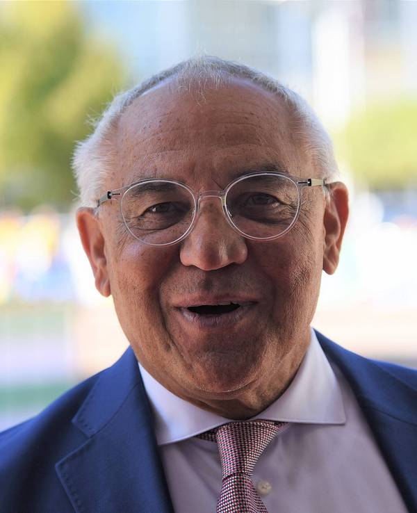 Felix Magath lächelt in die Kamera.