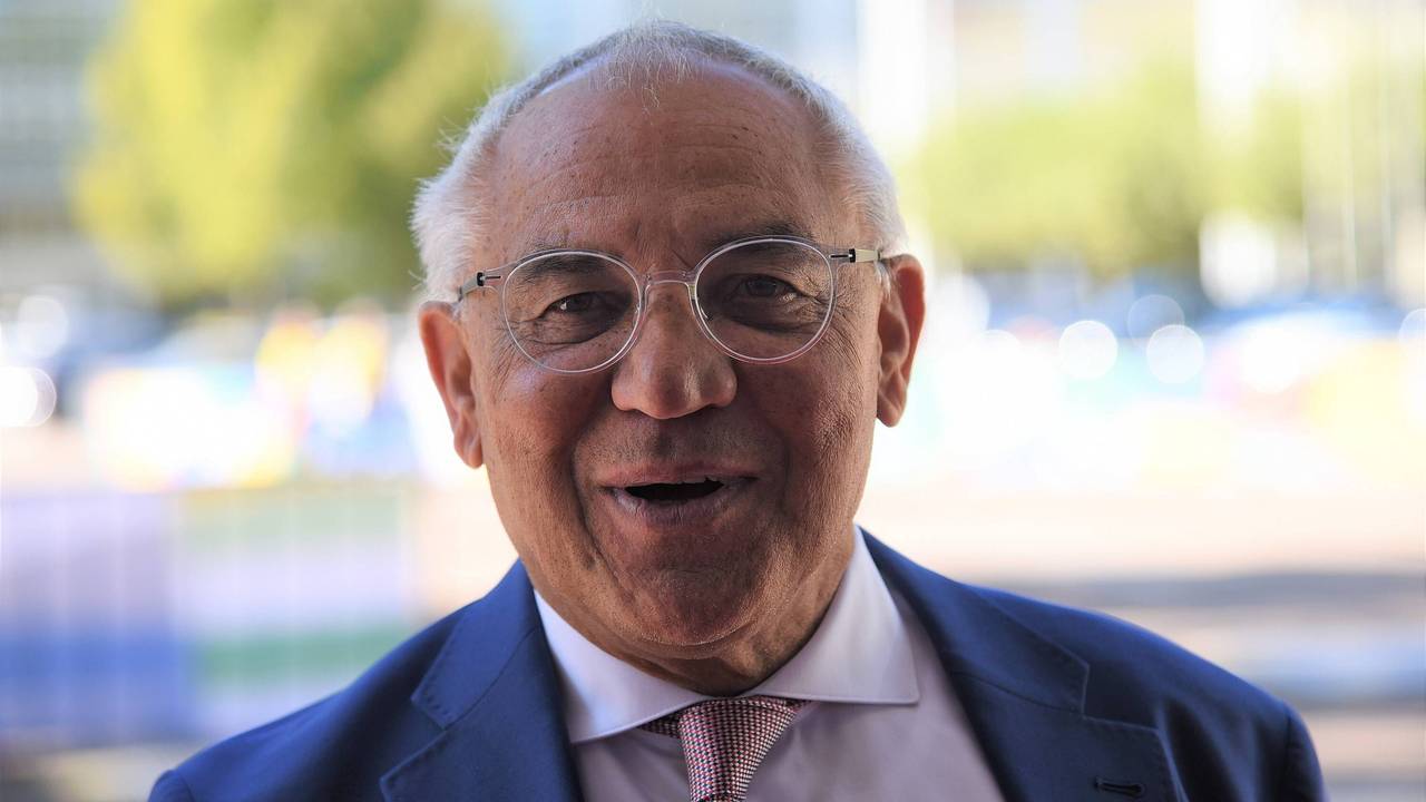 Felix Magath lächelt in die Kamera.