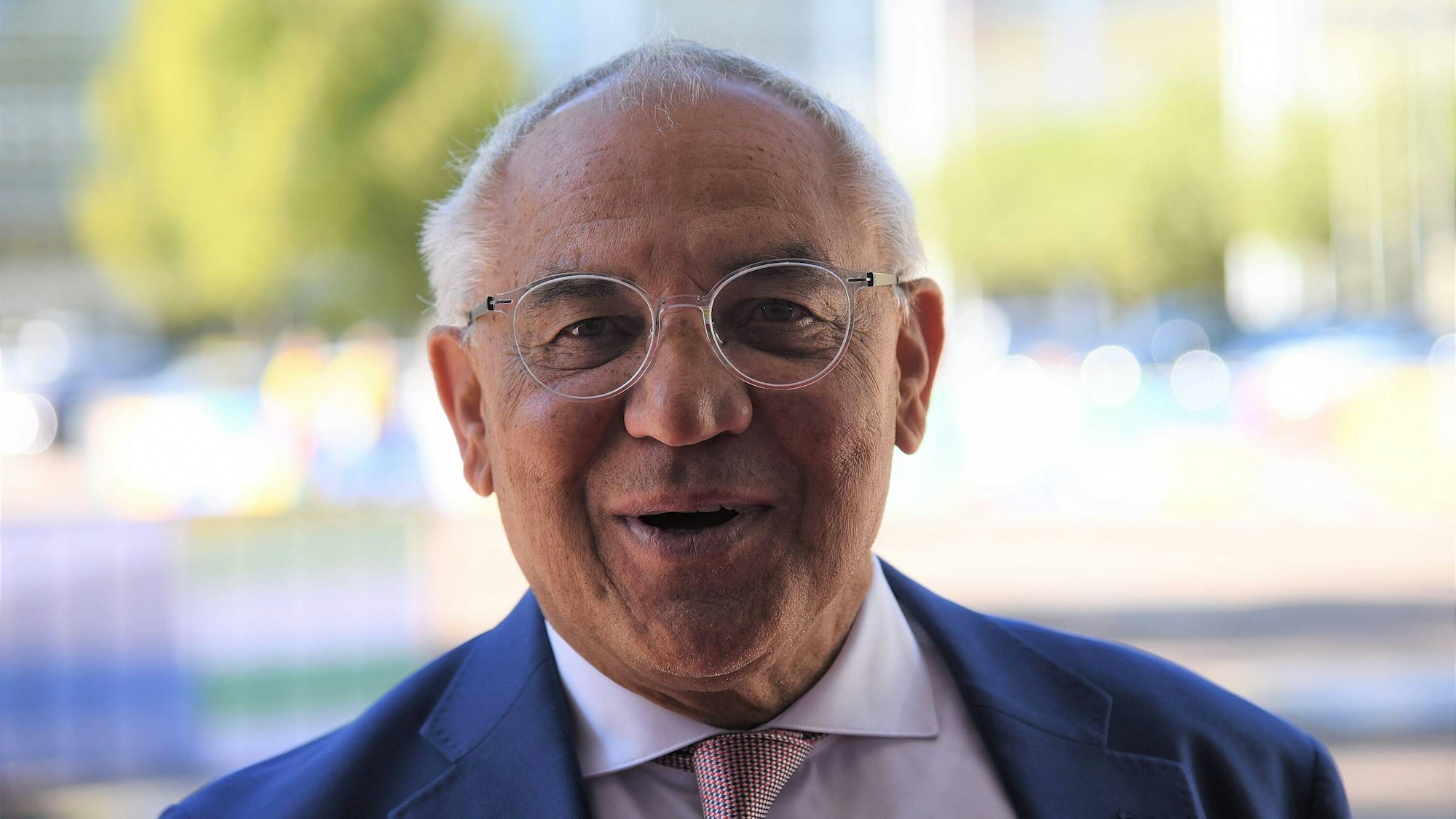 Felix Magath lächelt in die Kamera.