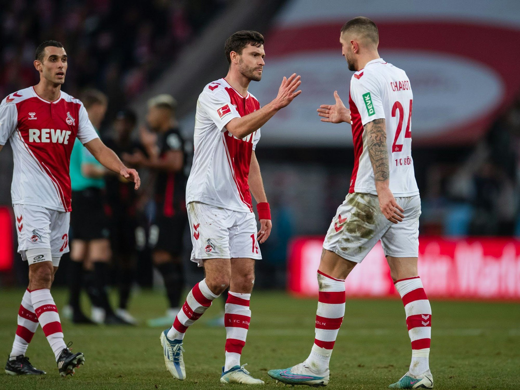 1. FC Köln gegen RB Leipzig im Rhein-Energie-Stadion. Kölns Jonas Hector (M) und Julian Chabot (r) klatschen sich nach der Partie neben Teamkollege Ellyes Skhiri (l) ab.