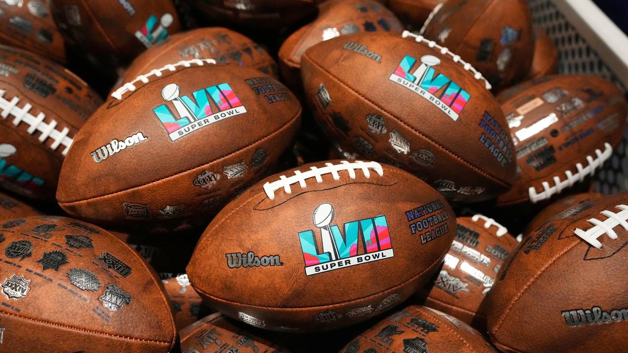 Das Foto vom 3. Februar 2023 zeigt mehrere Footballs des anstehenden 57. Superbowls.