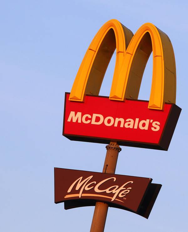 Ein McDonald's Logo, aufgenommen vor einer Filiale bei Feuchtwangen.