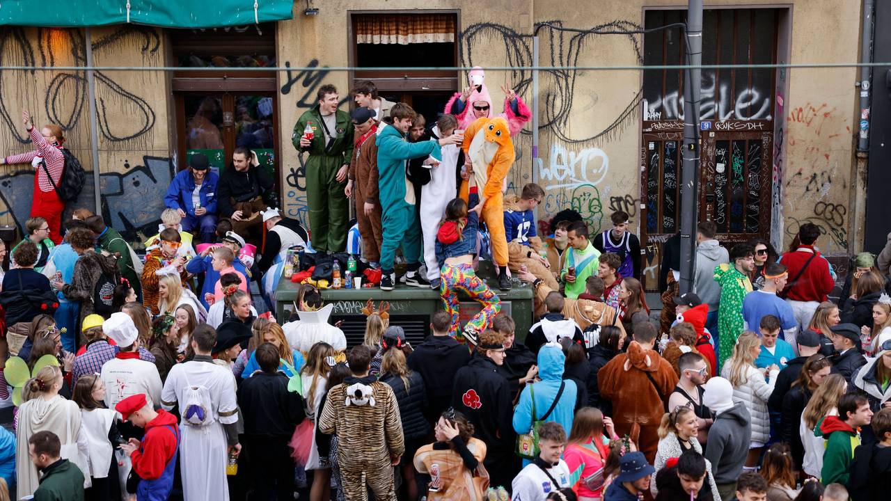 An der Zülpicher Strasse feiern zahlreiche Karnevalisten ausgelassen den Beginn der Karnevalssaison.