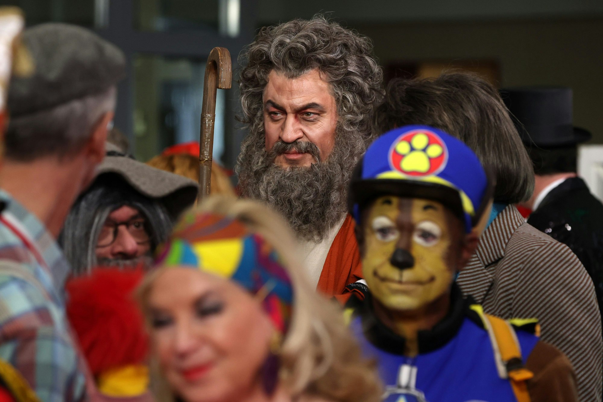 Markus Söder (M, CSU), Ministerpräsident von Bayern, kommt zur Livesendung des Bayerischen Rundfunks „Fastnacht in Franken“ in den Mainfrankensälen.