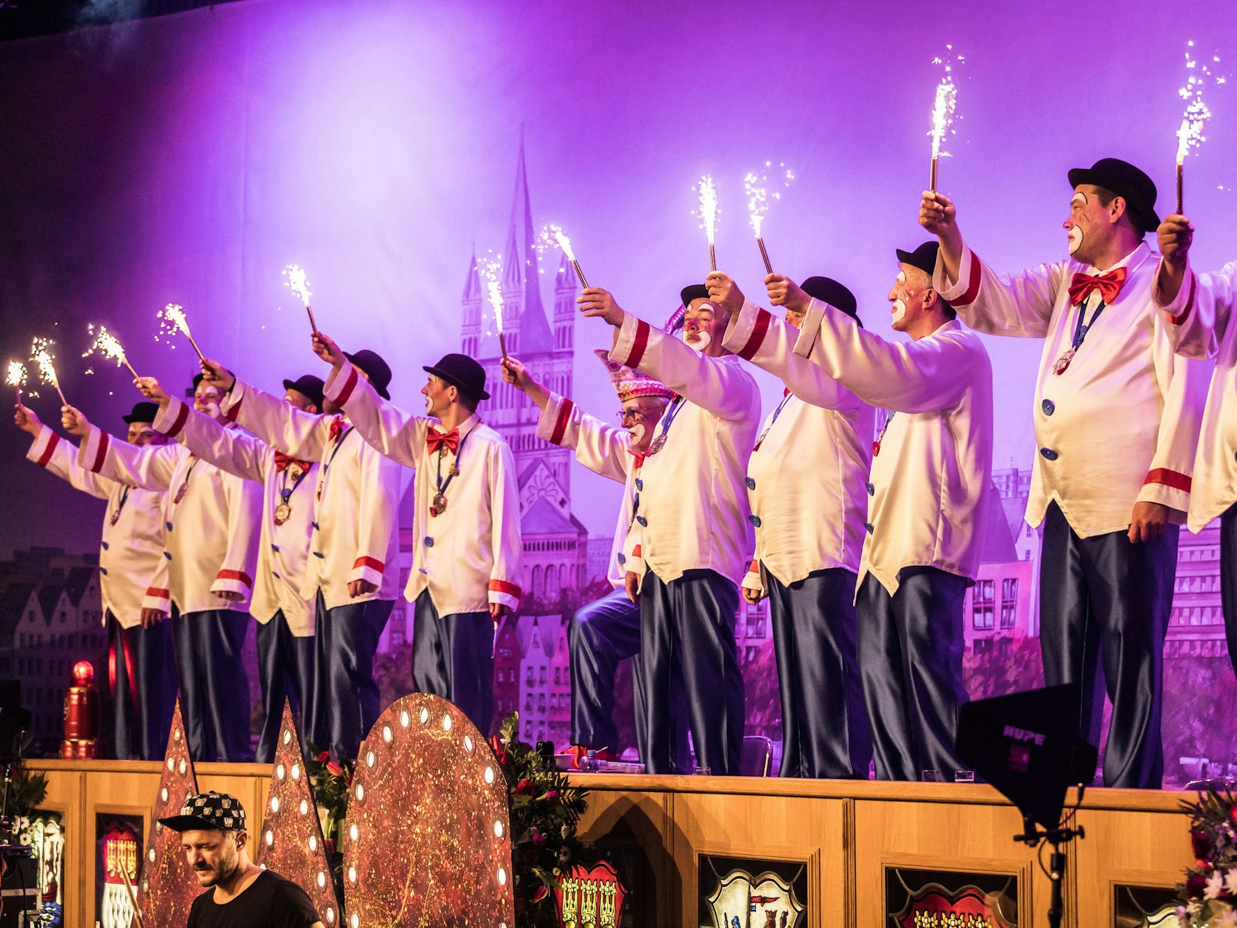 Elferrat schunkelt im Theater am Tanzbrunnen