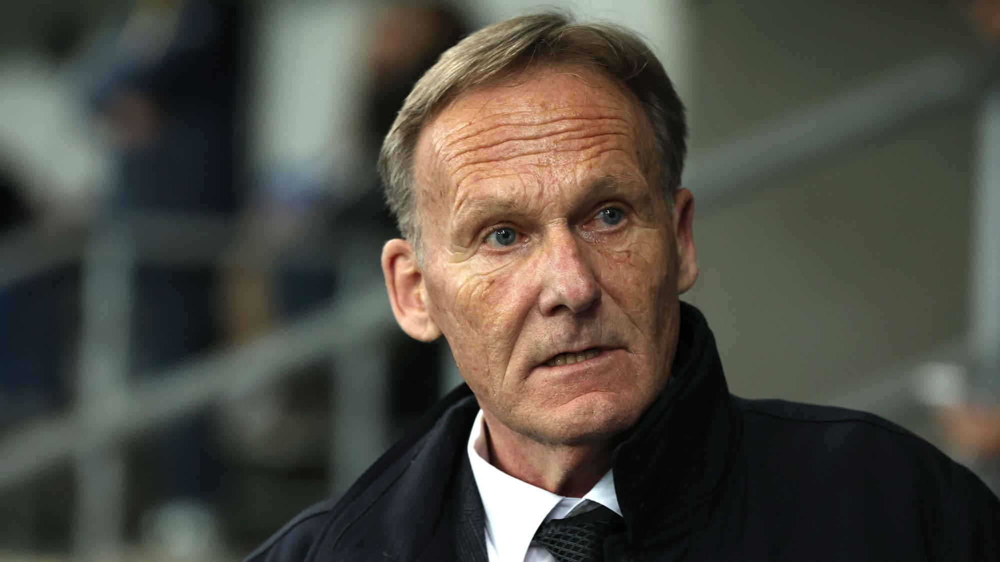 Hans-Joachim Watzke auf der Tribüne beim Länderspiel Deutschland - Israel in Sinsheim.