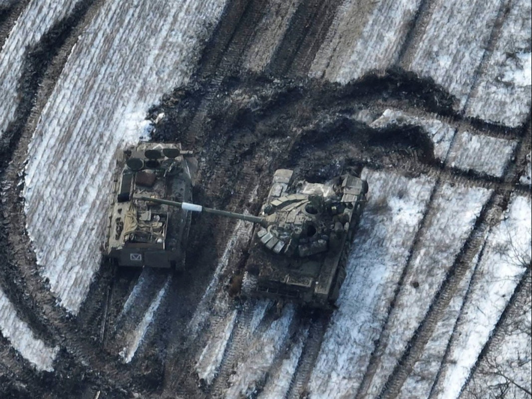 Dieses Bild der ukrainischen Streitkräfte vom Februar 2023 zeigt zerstörte russische Panzer auf einem Feld nach einem völlig missglückten Angriffsversuch bei Wuhledar. Der Kampf um die kleine Bergbaustadt an der östlichen Frontlinie der Ukraine hat sich zu einem entscheidenden Brennpunkt im Kampf um Donezk entwickelt.