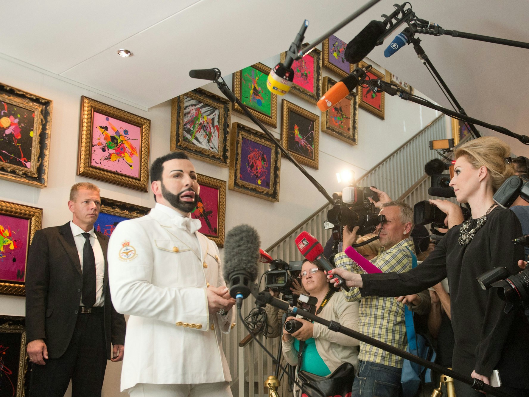 Modedesigner Harald Glööckler spricht im Juli 2013 in Berlin auf einer Pressekonferenz zu den Kokain-Vorwürfen. Er hat nach eigenen Angaben nie mit der Droge Kokain zu tun gehabt.