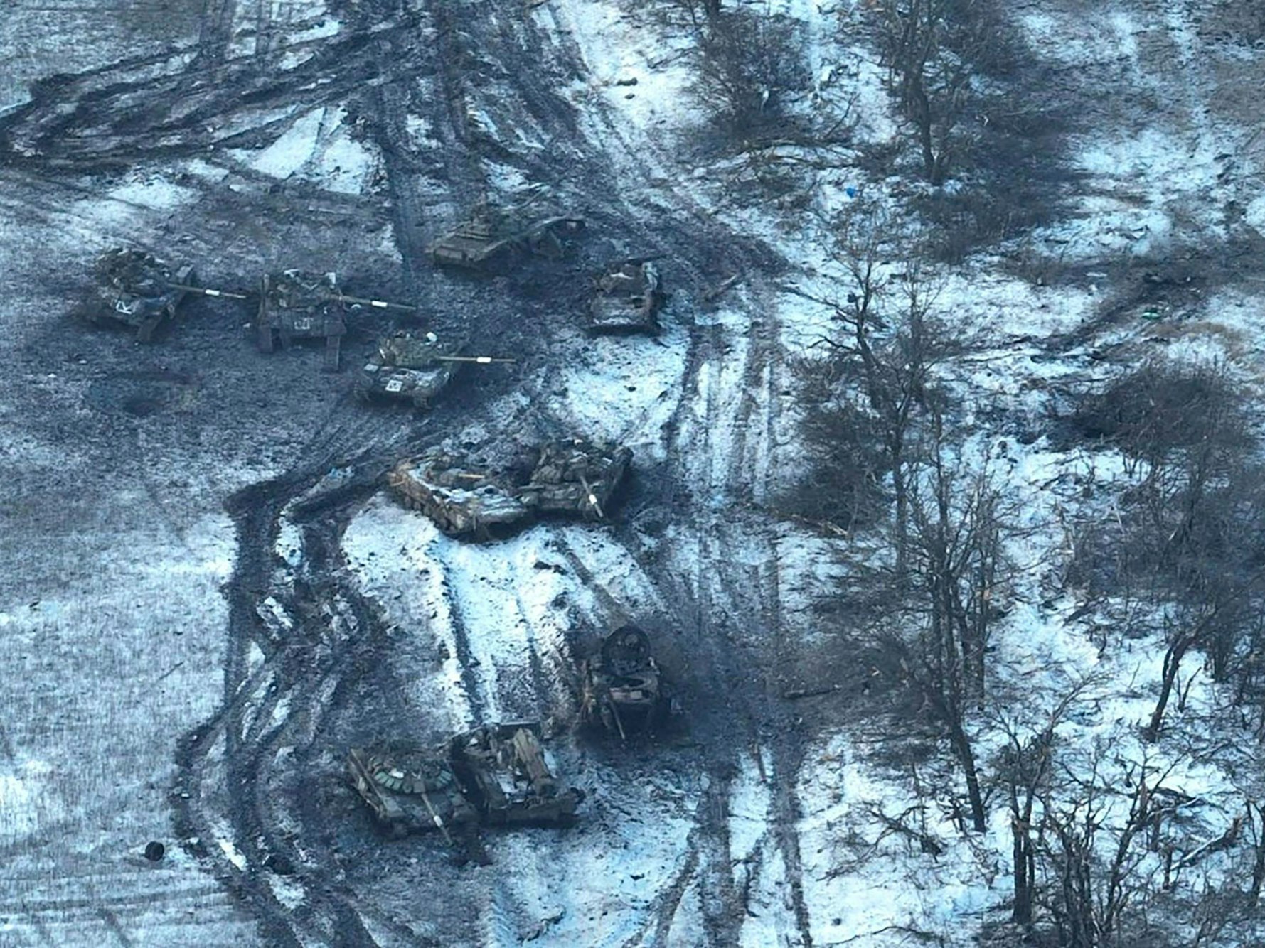 Dutzende zerstörte russische Panzer und gepanzerte Fahrzeuge stehen auf einem Feld bei Wuhledar, nachdem ein Angriffsversuch russischer Truppen gescheitert ist. Die ukrainische Seite zählt mindestens 31 zerstörte Fahrzeuge, darunter 13 Panzer (vor allem T-72B3), mehrere Schützenfahrzeuge und Truppentransporter.