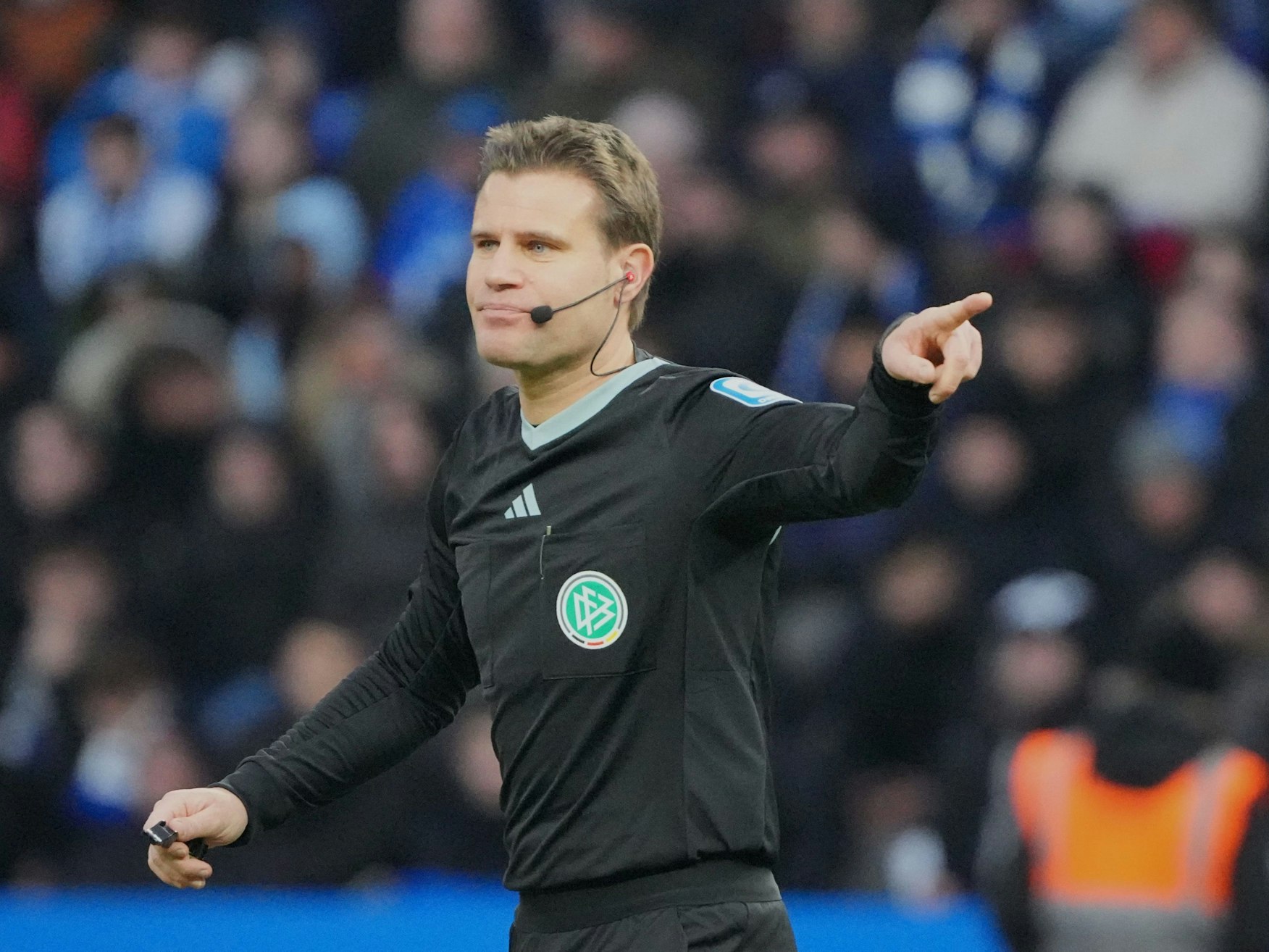 Schiedsrichter Dr. Felix Brych zeigt eine Entscheidung an.