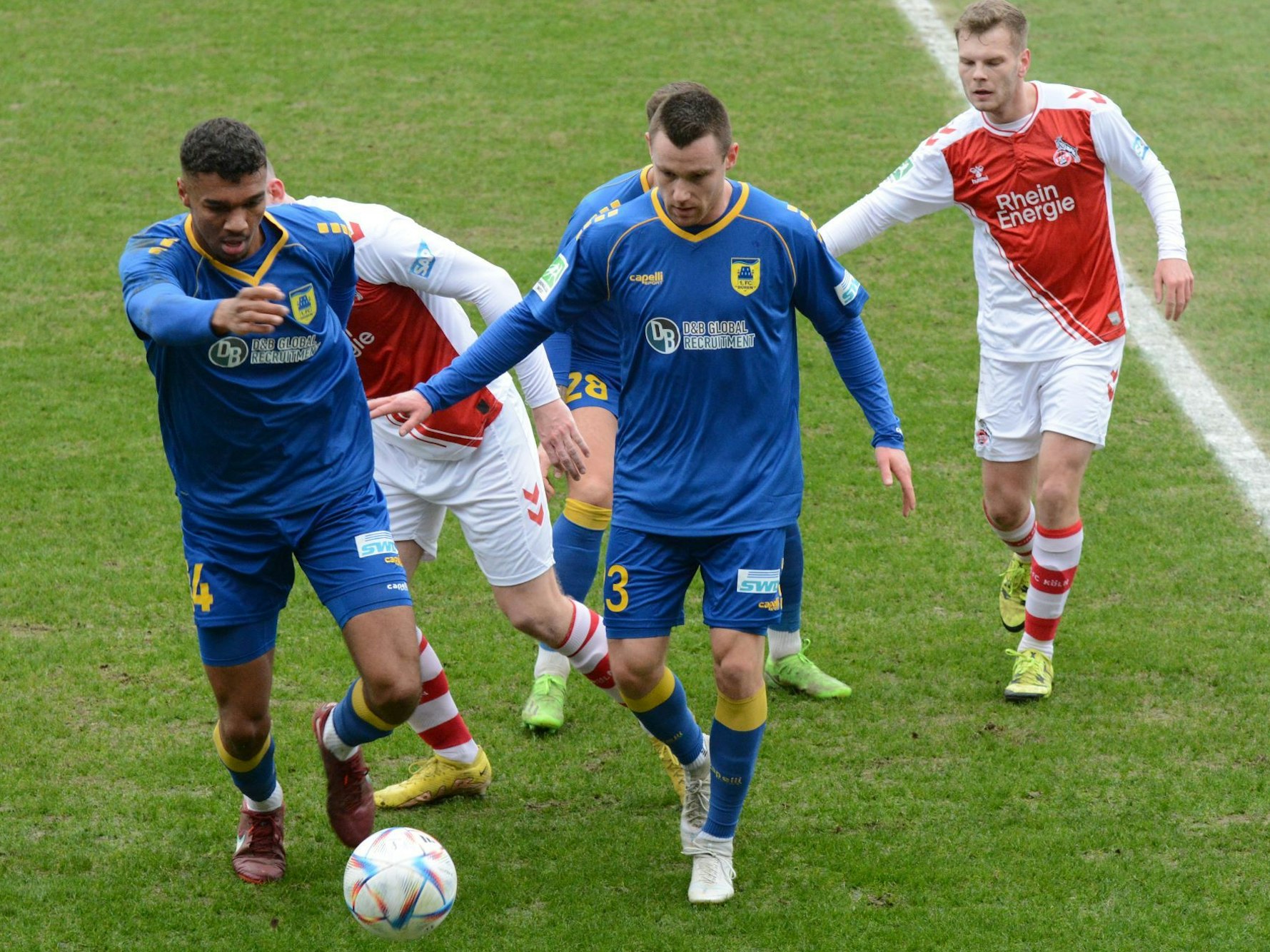 Christian Clemens (M.) in ungewohntem Blau, am Samstag (11. Februar 2023) mit dem 1. FC Düren gegen die U21 des 1. FC Köln