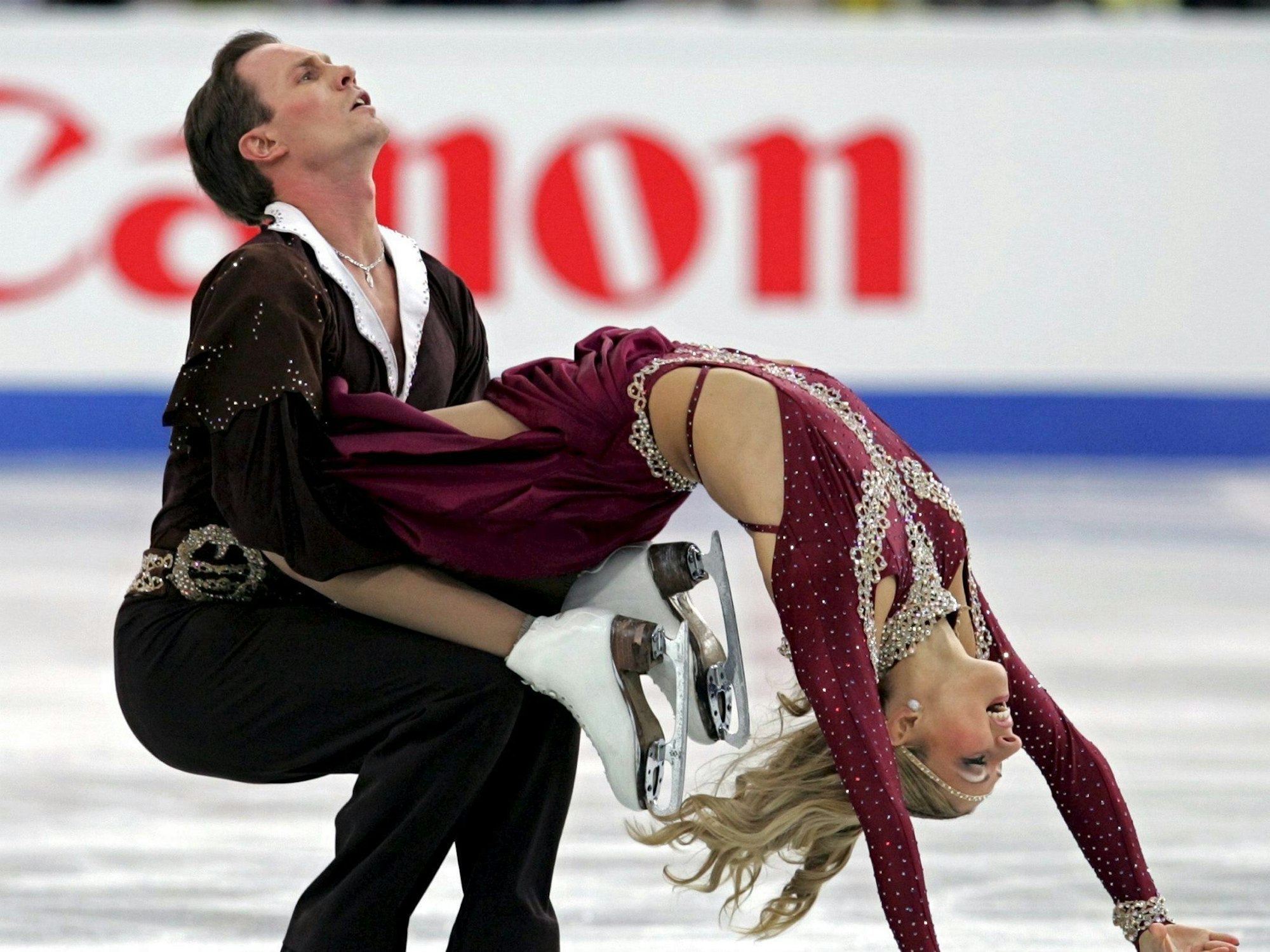 Tatjana Nawka und Roman Kostomarow zeigen eine Hebung auf dem Eis,.