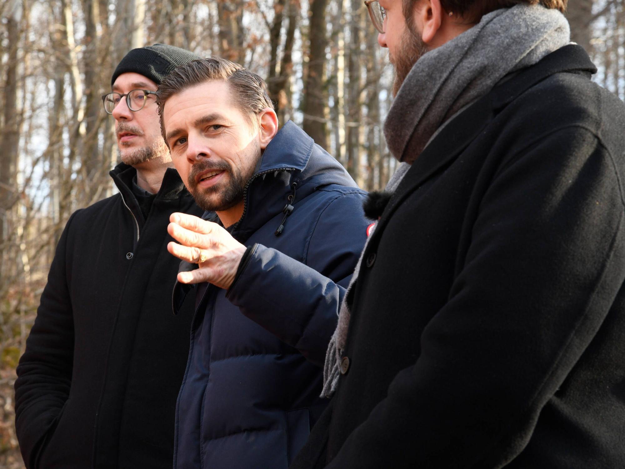 Thomas Schmitt, Klaas Heufer-Umlauf und Jakob Lundt stehen auf einer Straße.
