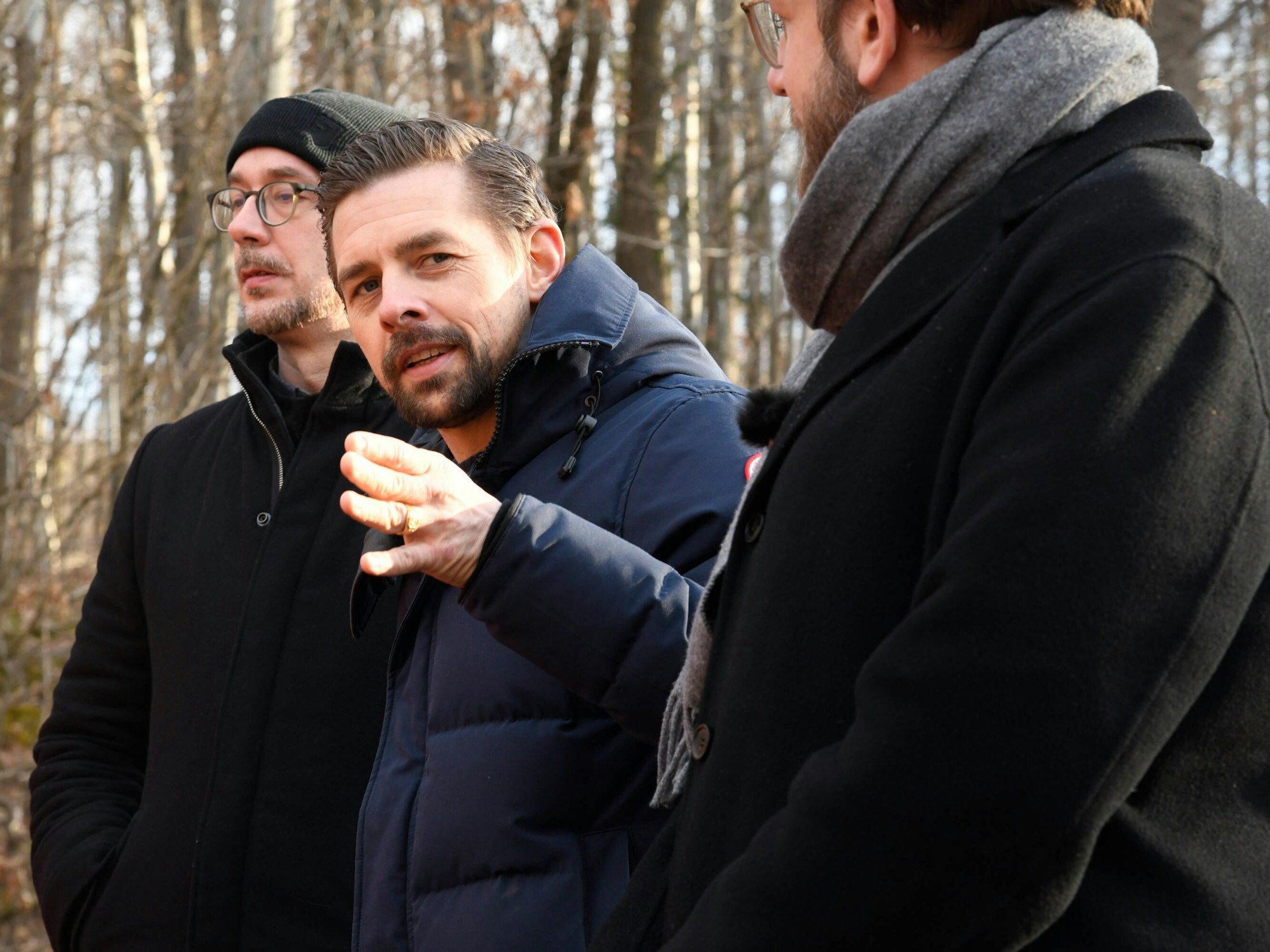Thomas Schmitt, Klaas Heufer-Umlauf und Jakob Lundt stehen auf einer Straße.