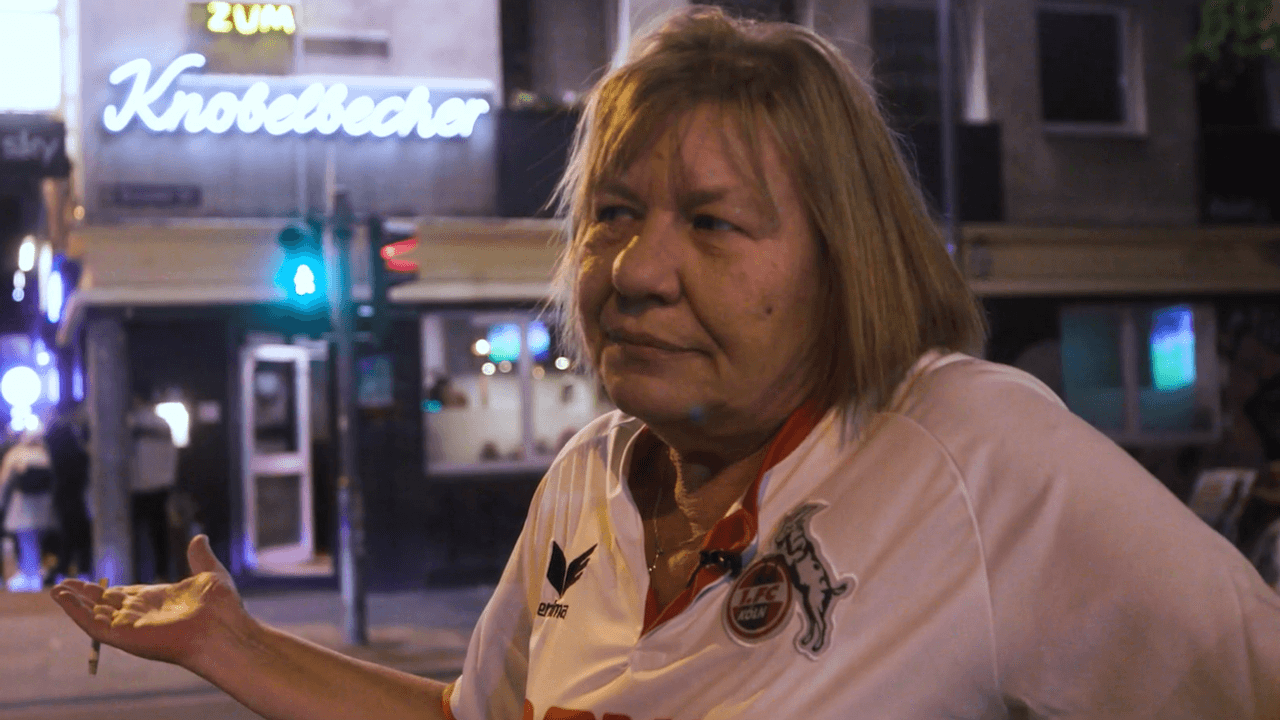 Wirtin Uschi steht vor der Kölner Kult-Kneipe Zum Knobelbecher, am 15. September 2022