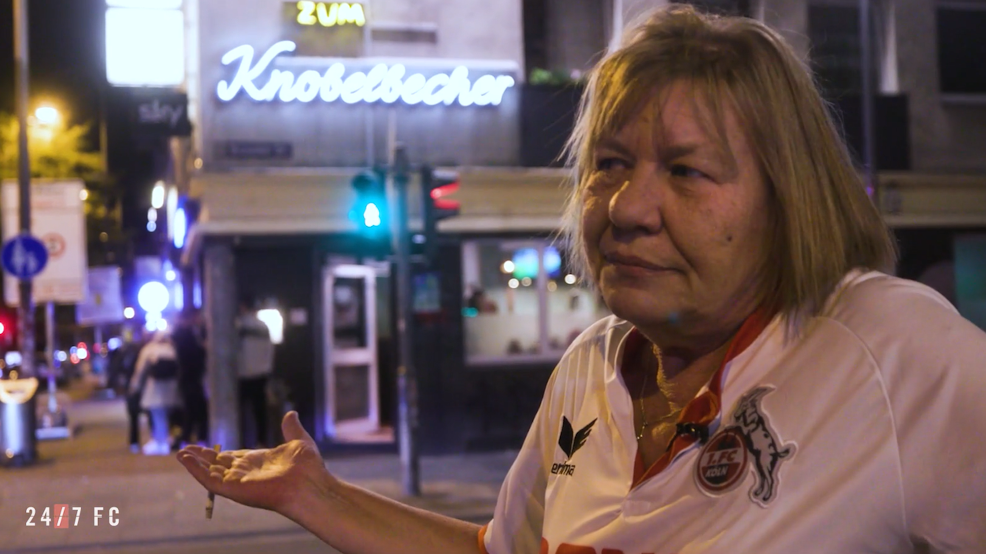 Wirtin Uschi steht vor der Kölner Kult-Kneipe Zum Knobelbecher, am 15. September 2022