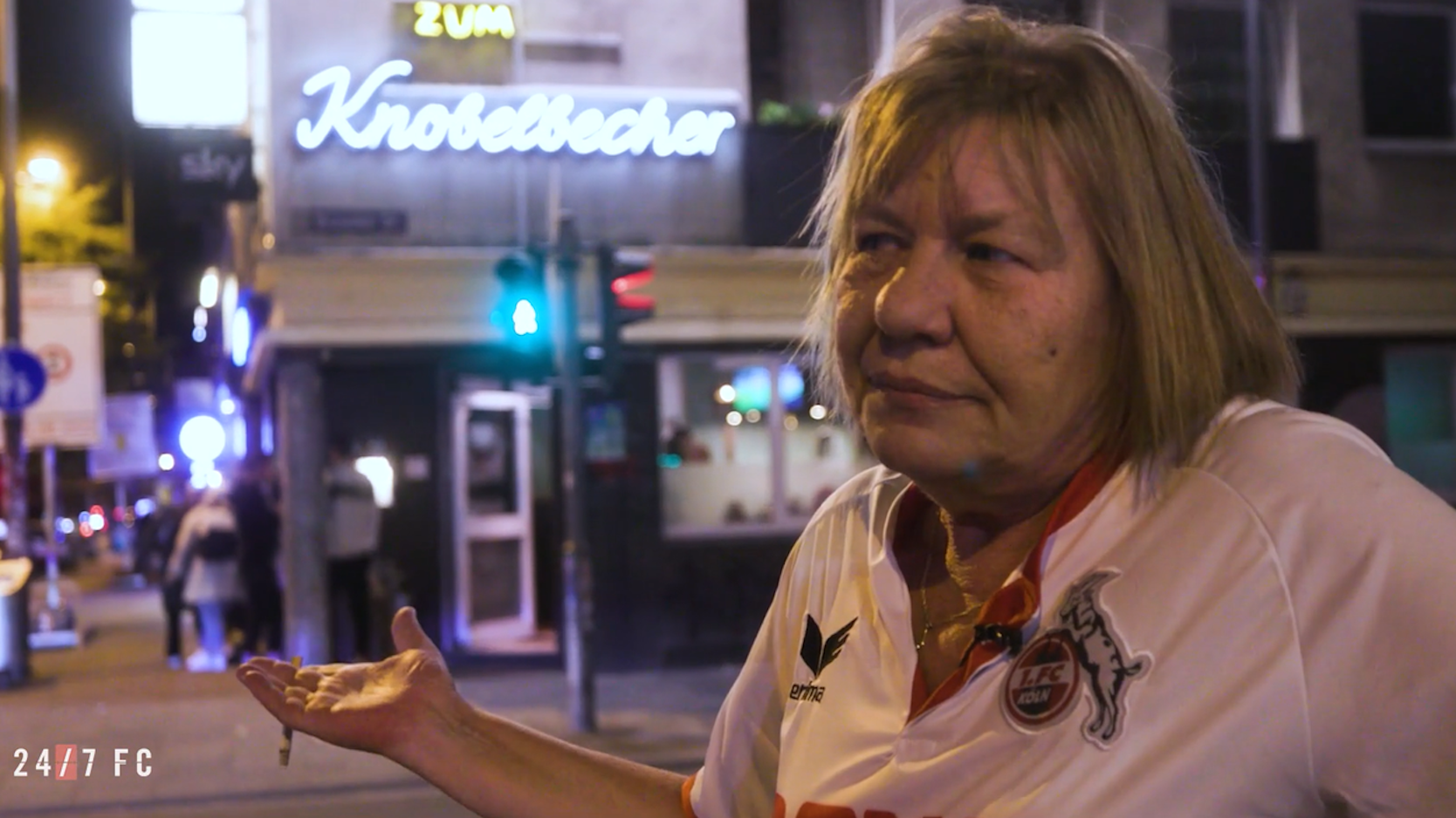 Wirtin Uschi steht vor der Kölner Kult-Kneipe Zum Knobelbecher, am 15. September 2022