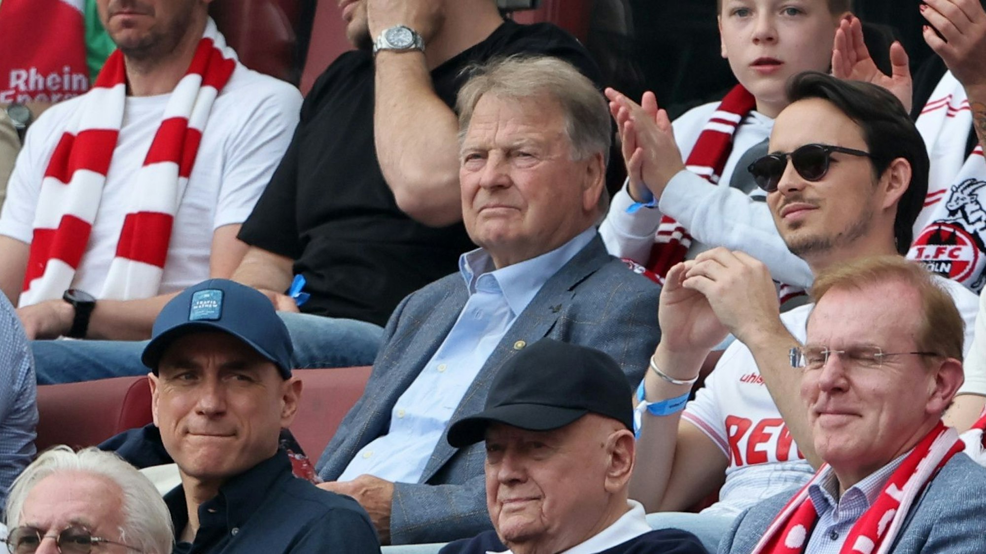 Karl-Heinz Thielen sitzt beim 1. FC Köln auf der Tribüne.