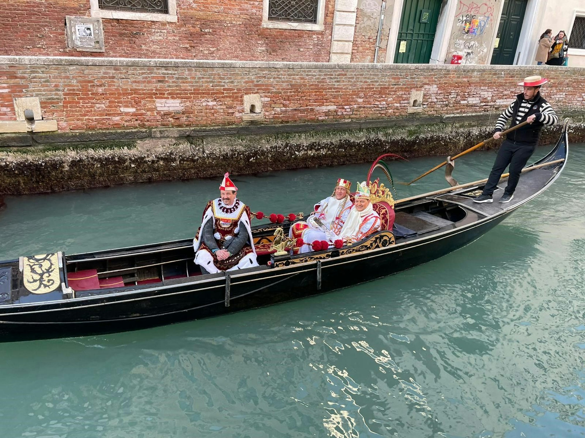 Das Kölner Dreigestirn fährt mit einer Gondel durch Venedig.