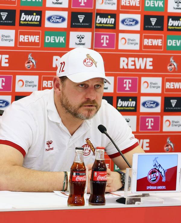 Steffen Baumgart gibt beim 1. FC Köln eine Pressekonferenz.