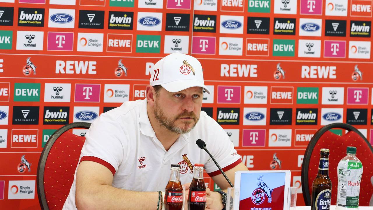 Steffen Baumgart gibt beim 1. FC Köln eine Pressekonferenz.
