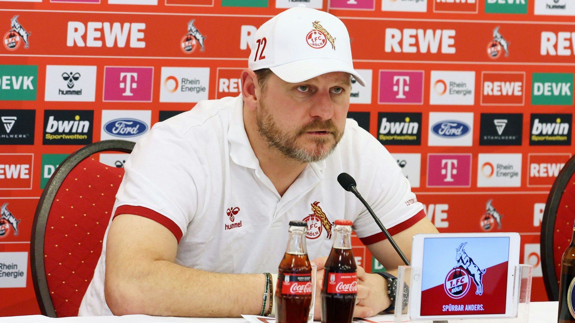 Steffen Baumgart gibt beim 1. FC Köln eine Pressekonferenz.
