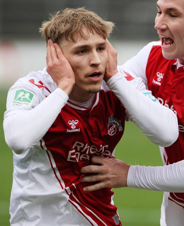 Maximilian Schmid jubelt für die U21 des 1. FC Köln gegen Düren.