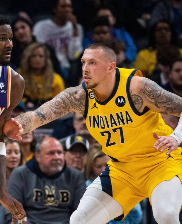 Indianas Daniel Theis (r.) versucht Phoenix Deandre Ayton zu blocken.