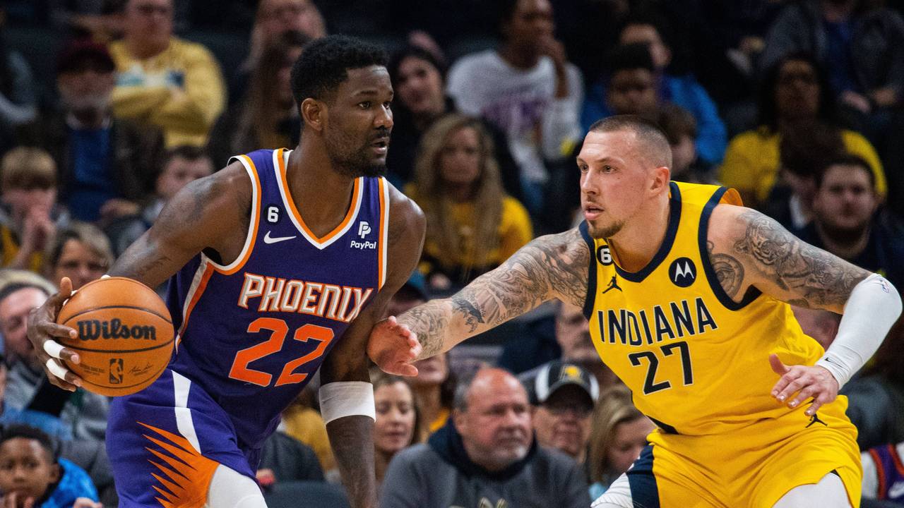 Indianas Daniel Theis (r.) versucht Phoenix Deandre Ayton zu blocken.