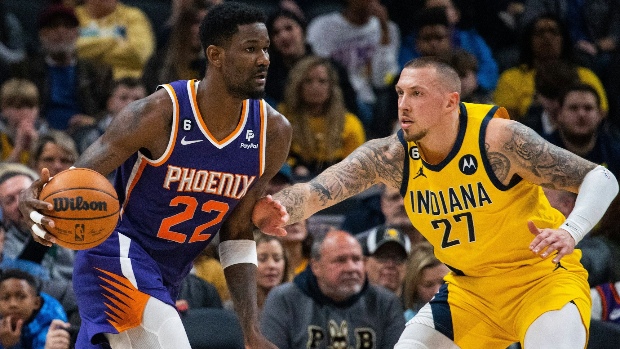 Indianas Daniel Theis (r.) versucht Phoenix Deandre Ayton zu blocken.